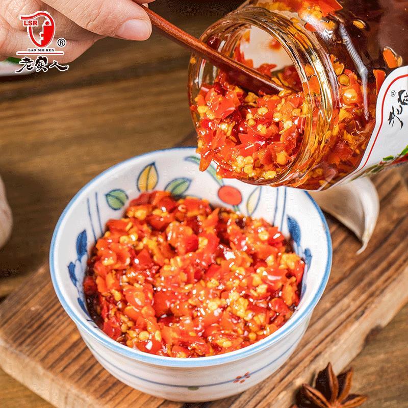 Một người trung thực với tỏi làm nước sốt nóng trên bầu trời. 240gX4 chai nước sốt.