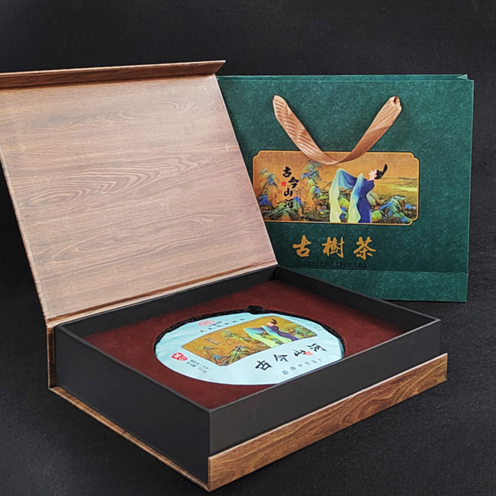 Hộp trà của Pummi đầy trà và trà.
