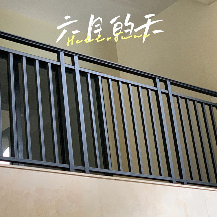 Hàng rào Aluminium của nhà máy Faoshan đã thay đổi bức tường của ban công biệt thự với những thanh bằng nhôm để rào tường sân.