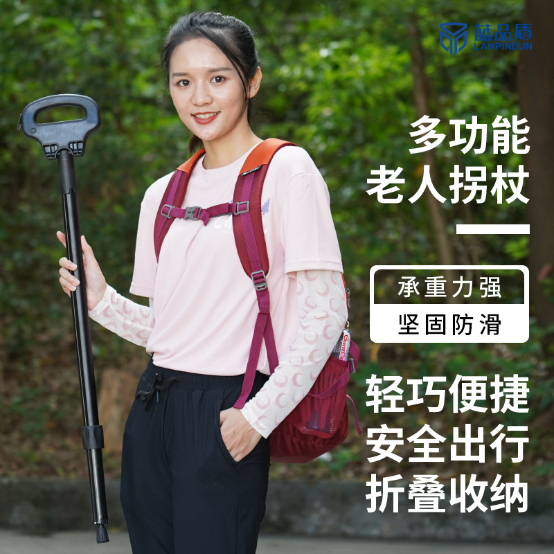 Những cây gậy lưỡi lê cũ cố ý cọ xát xe máy bằng một cây gậy bán hàng ngoài trời