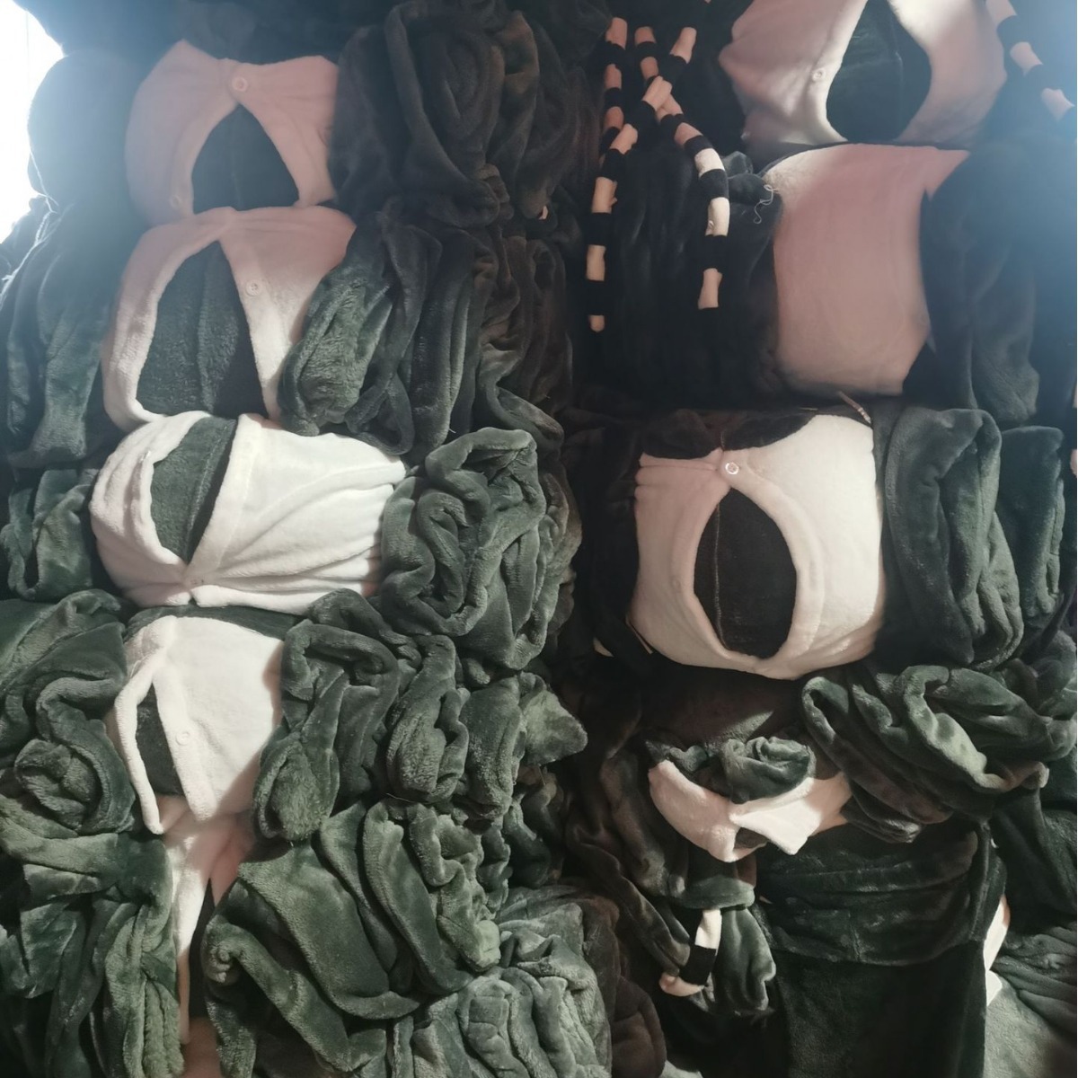 Người tuyết người Pháp vẽ tranh về bông tuyết pyjama như một cái nhà vệ sinh có kích cỡ bằng nhà vệ sinh.