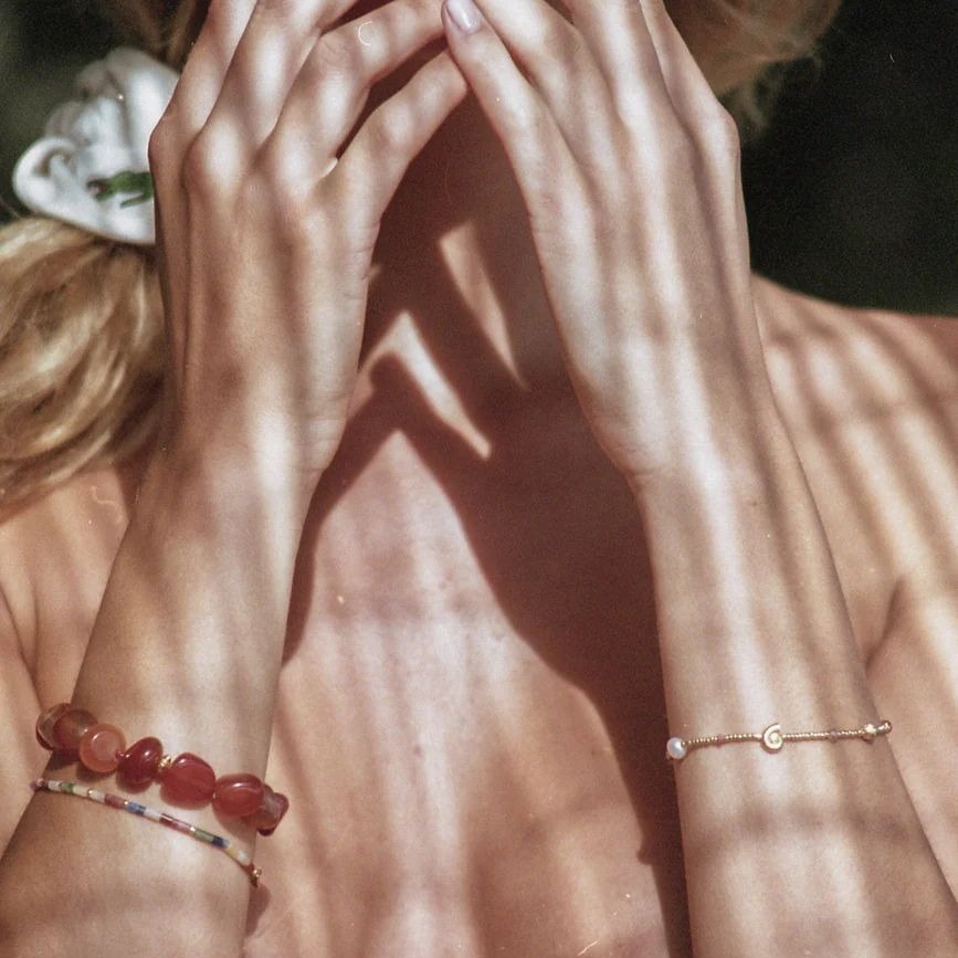 A simple choker chain of red beads, a simple choker chain of winter.