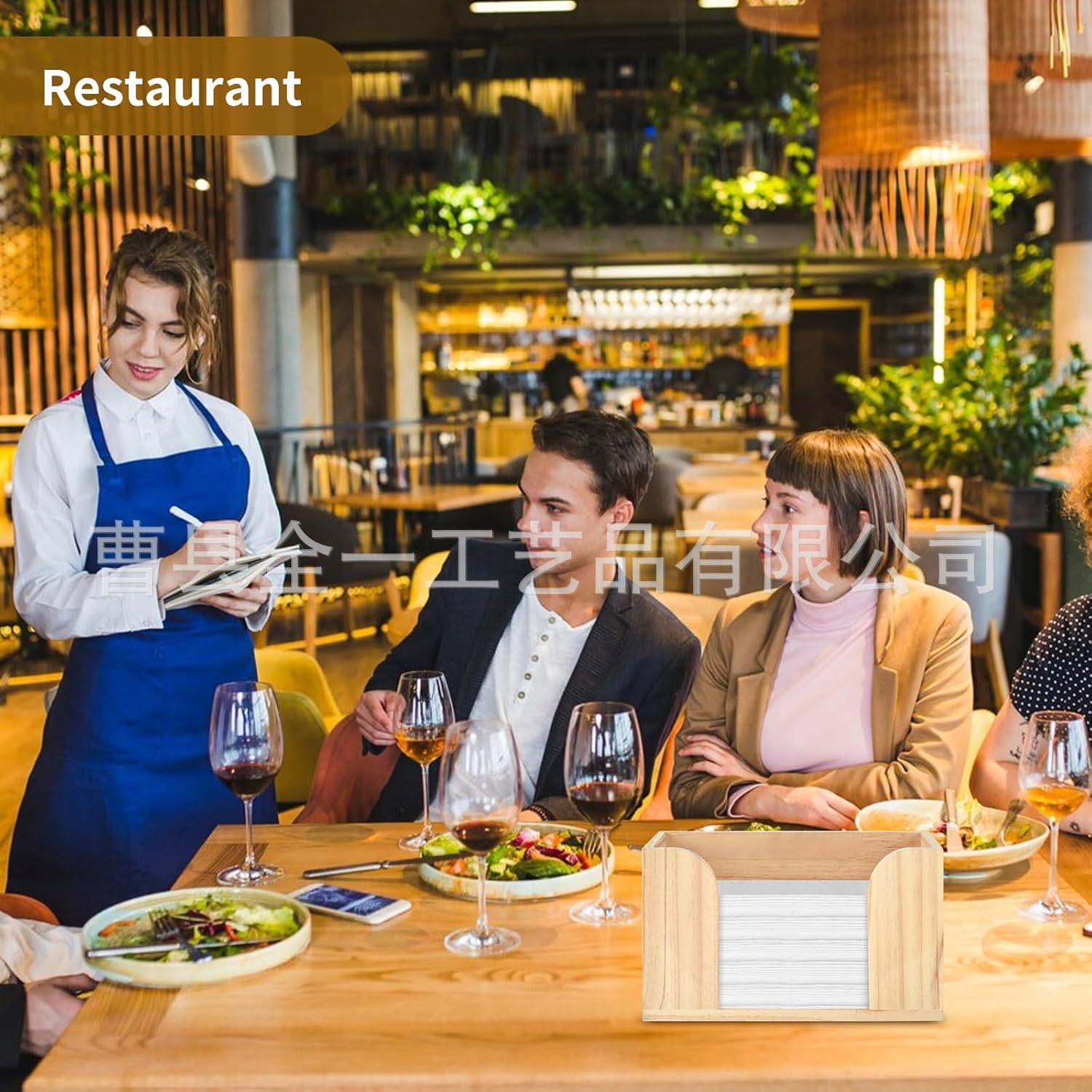 Khăn giấy dựa trên gỗ đứng xếp trong phòng tắm, nhà kho khăn giấy, bàn giấy gấp khăn ăn