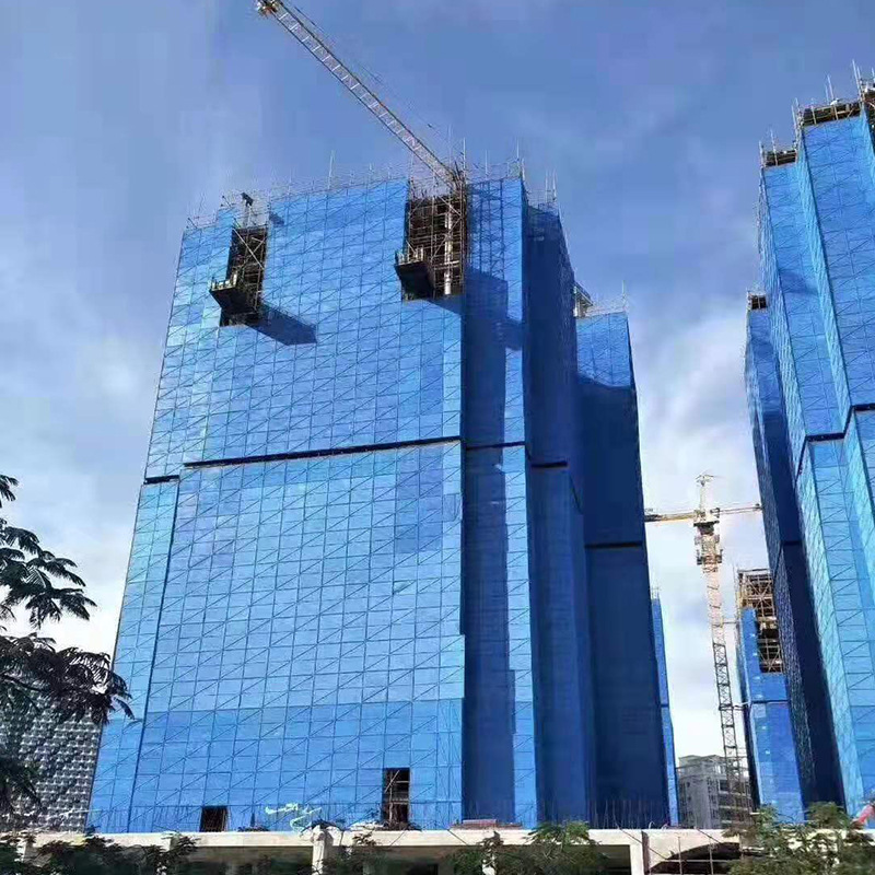 Construction of a network safety net high-level building to climb up the wall and to climb the network ' s steel network with a crash-proof hole