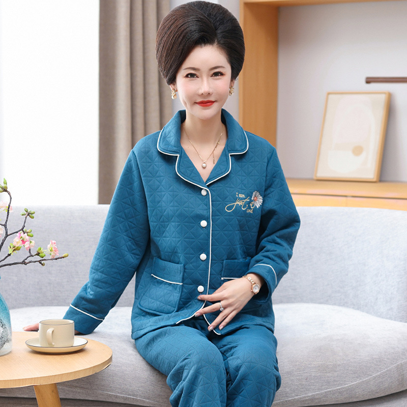 Bánh pyjama của mẹ tôi được làm nóng trong những chiếc áo lạnh mùa đông cũ trên tay áo dài của bà.