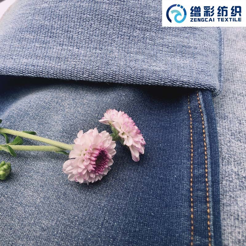 270g cotton chiên quần jean phủ nước vải cao bồi màu xanh với áo len to màu đen cho trẻ em.