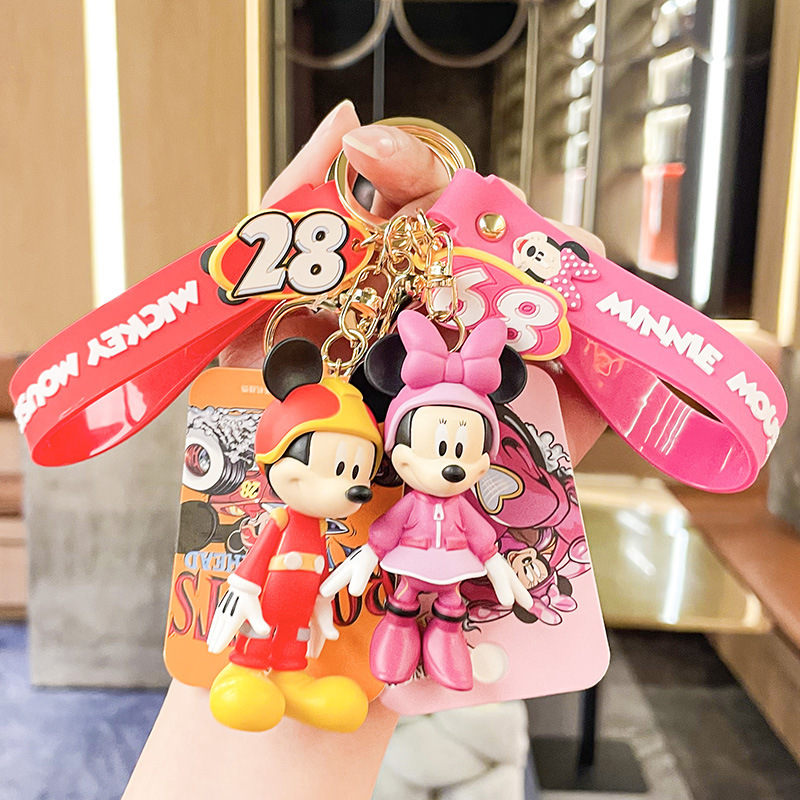Tay đua đầu tiên của Mickey Minnie cài nút xe với một cặp chìa khóa.