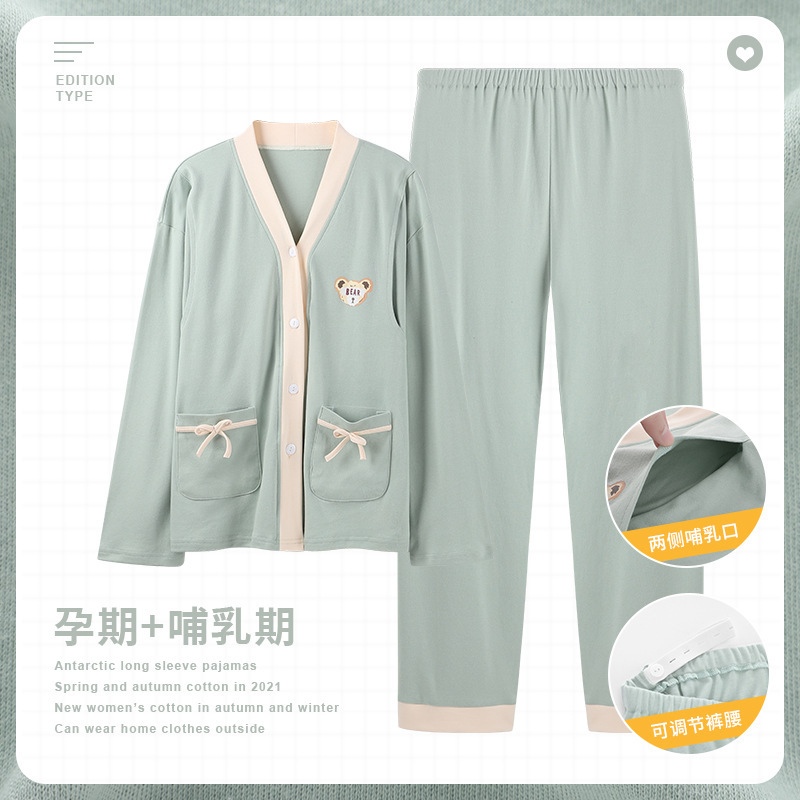 Một người phụ nữ mặc một bộ đồ pyjama trong một bộ đồ mặt trăng, người đã cho ra đời một chiếc váy nhà y tá 2 tháng trong tháng ba