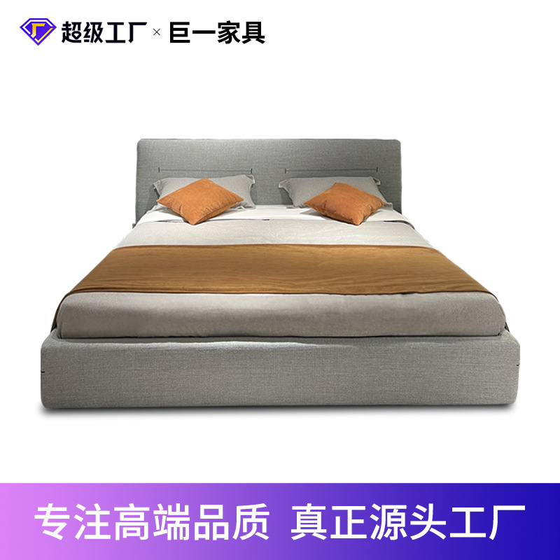 It's a very soft-bed bedroom with a soft-loose bed pack, a luxurious bed for the master.