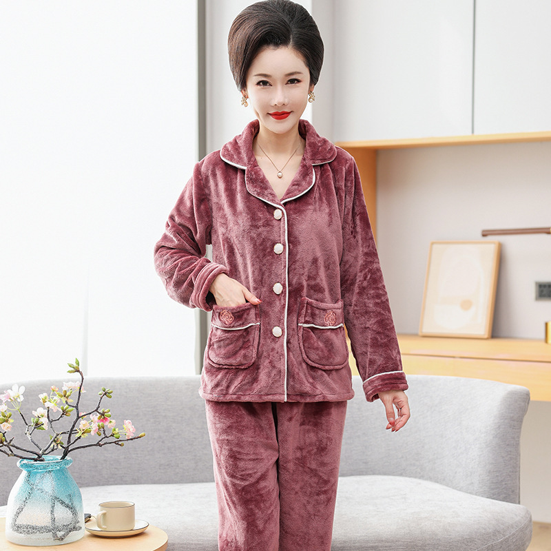 Vào mùa thu và mùa đông, vải nhung có thể mặc một bộ đồ pyjama cho những bà mẹ già trong nhung san hô.