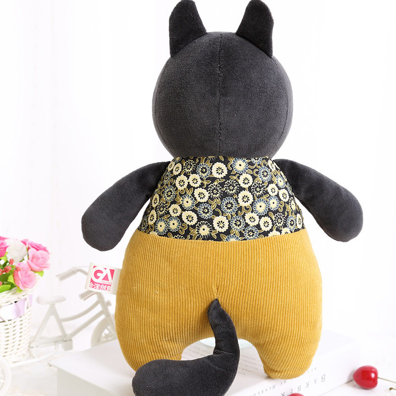 Một mẻ búp bê nhồi đồ chơi cho trẻ con.