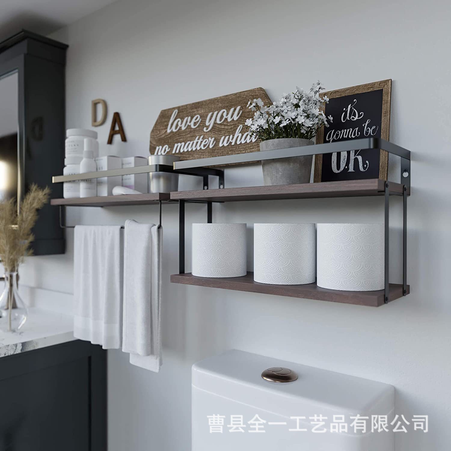 Một giá treo khăn bằng gỗ được thu thập trong phòng tắm nhà bếp của bức tường được gắn trên tường trong phòng khách