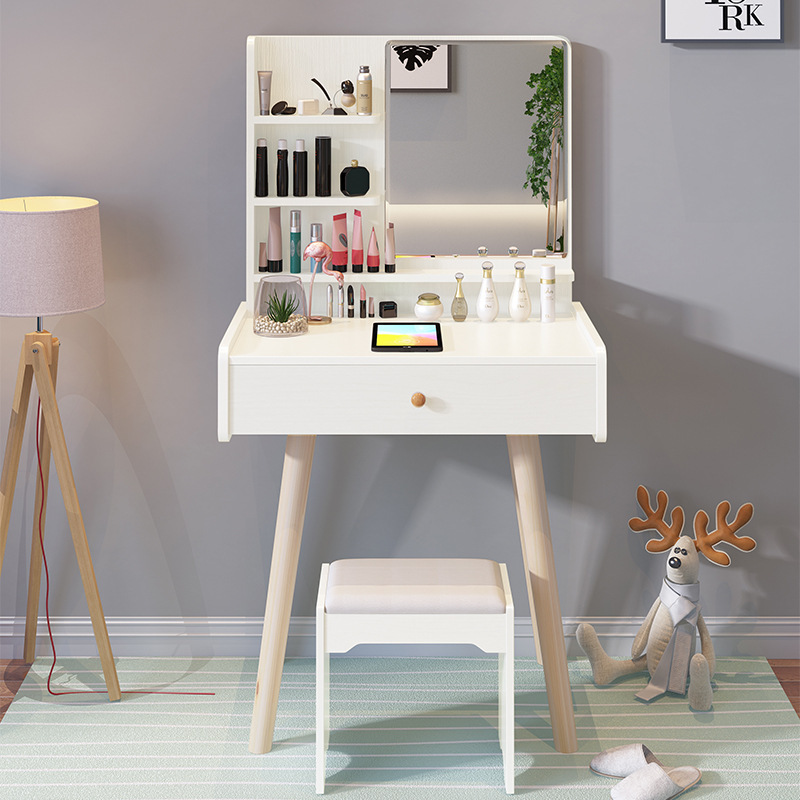 A small, modern and simple makeup table for the one-bedroom economy.