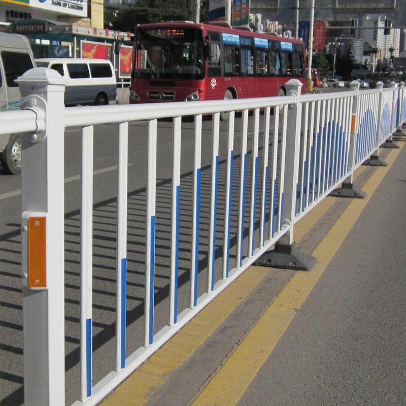 The central sidewalk of the municipal road fence for urban traffic in collision-proof isolation railway is not a municipal fence