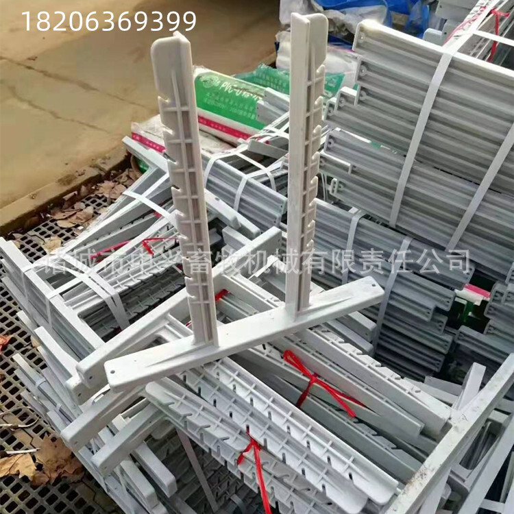 Plastic chain feeder feeder lined with specific plastic chicken seeder