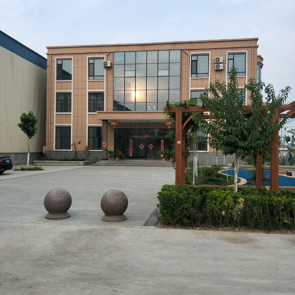 Ngoài tủ lạnh thuê, người thay thế, thay thế bằng tỏi, dụng cụ để lấy tỏi.