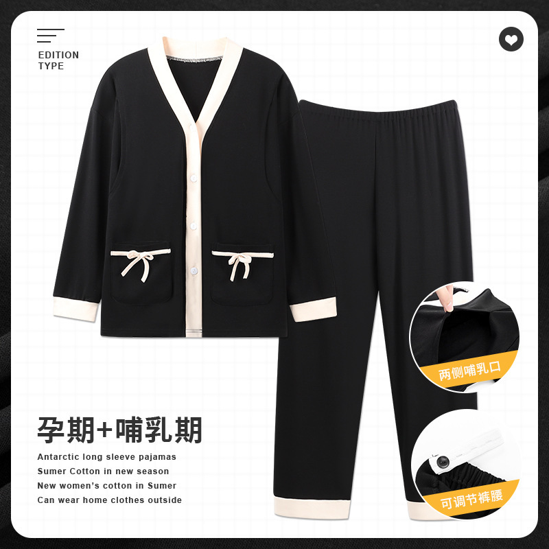 Một người phụ nữ mặc một bộ đồ pyjama trong một bộ đồ mặt trăng, người đã cho ra đời một chiếc váy nhà y tá 2 tháng trong tháng ba