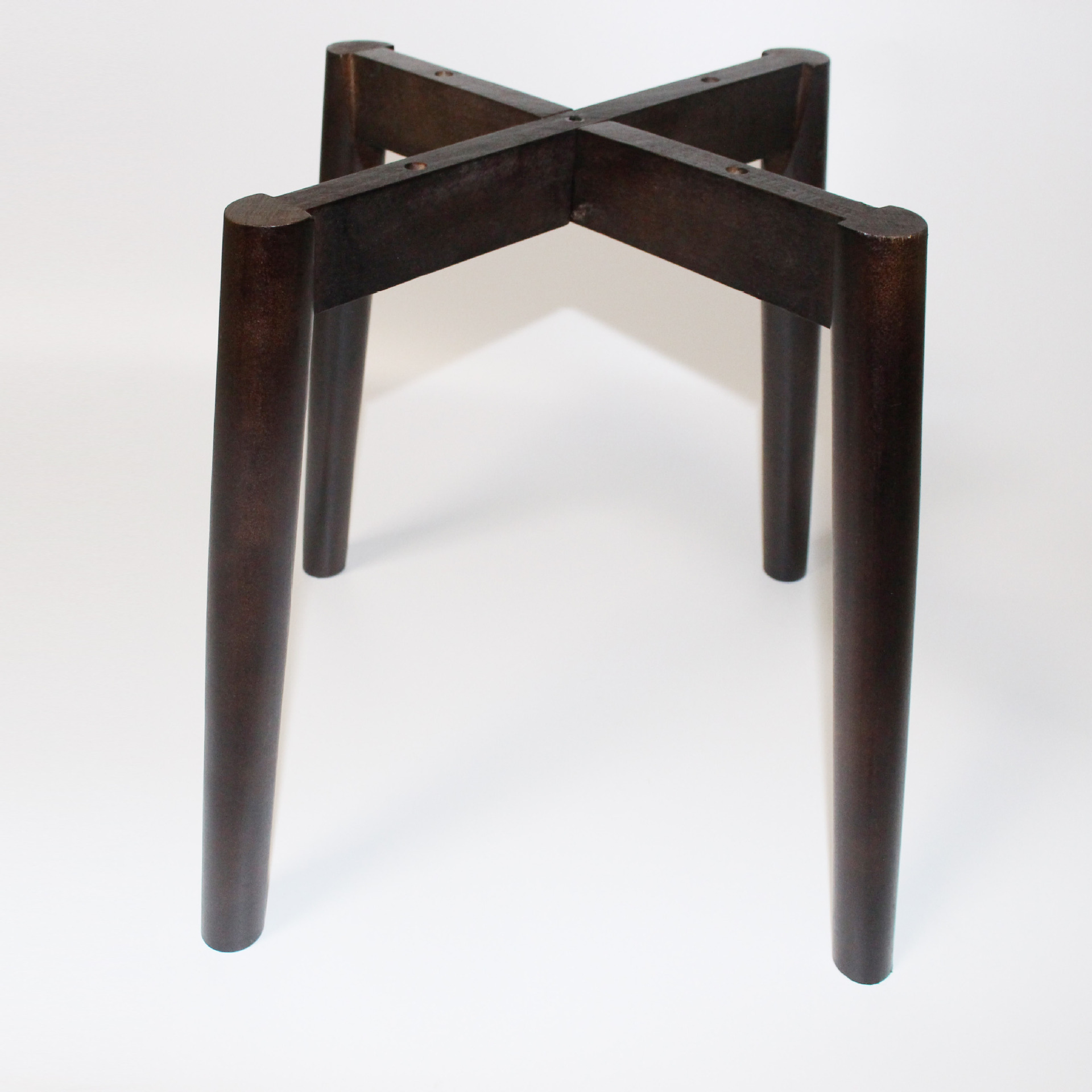 The chair leg, the modern simplistic, home-grown chair with a wooden-legged desk and chair.