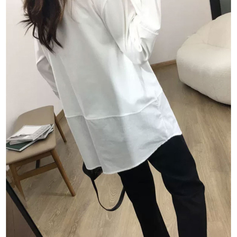 Áo phông trắng với áo sơ mi dài và áo phông trong đó được thiết kế để gấp lên trên.