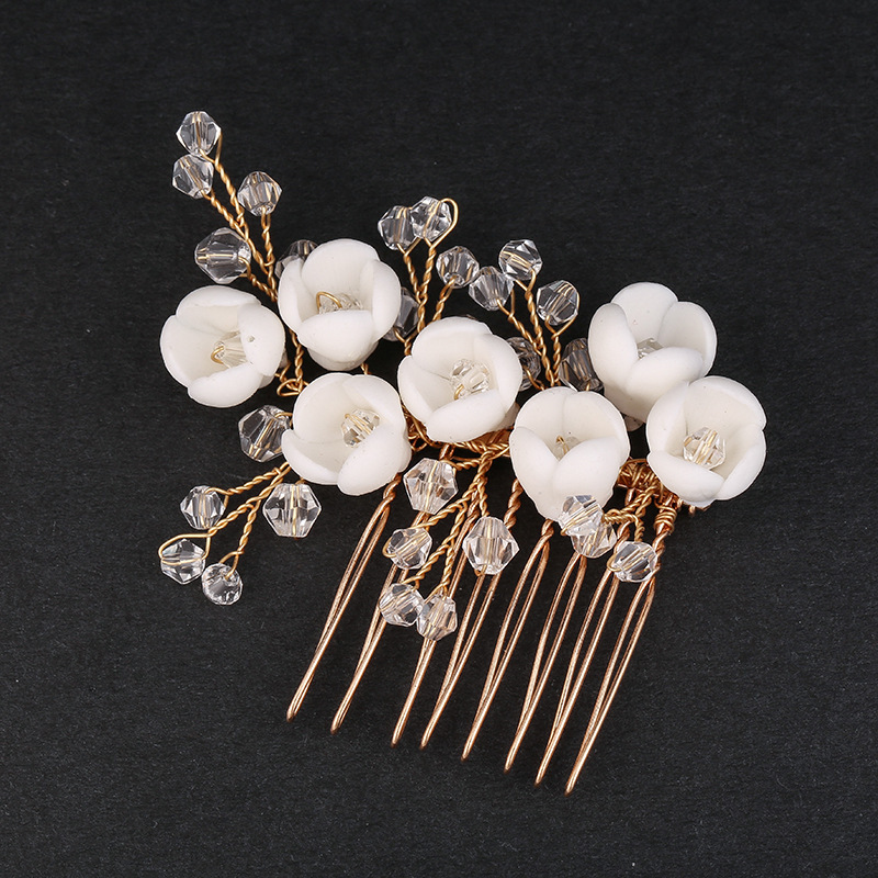 The American-American Amazonian women's party header with ceramic flower brides with crystal hair combs.