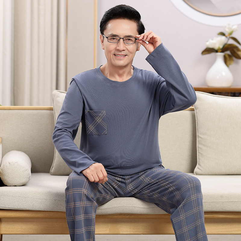 Bộ đồ pyjamas dài, đàn ông trung niên, ăn mặc chỉnh tề.