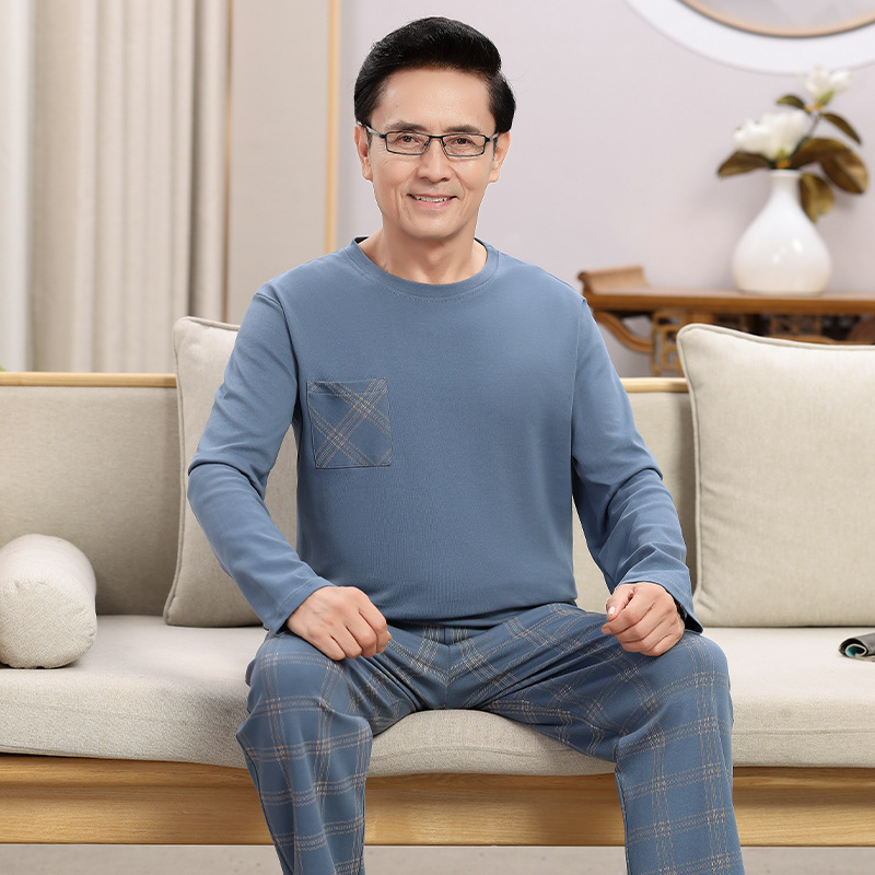 Bộ đồ pyjamas dài, đàn ông trung niên, ăn mặc chỉnh tề.