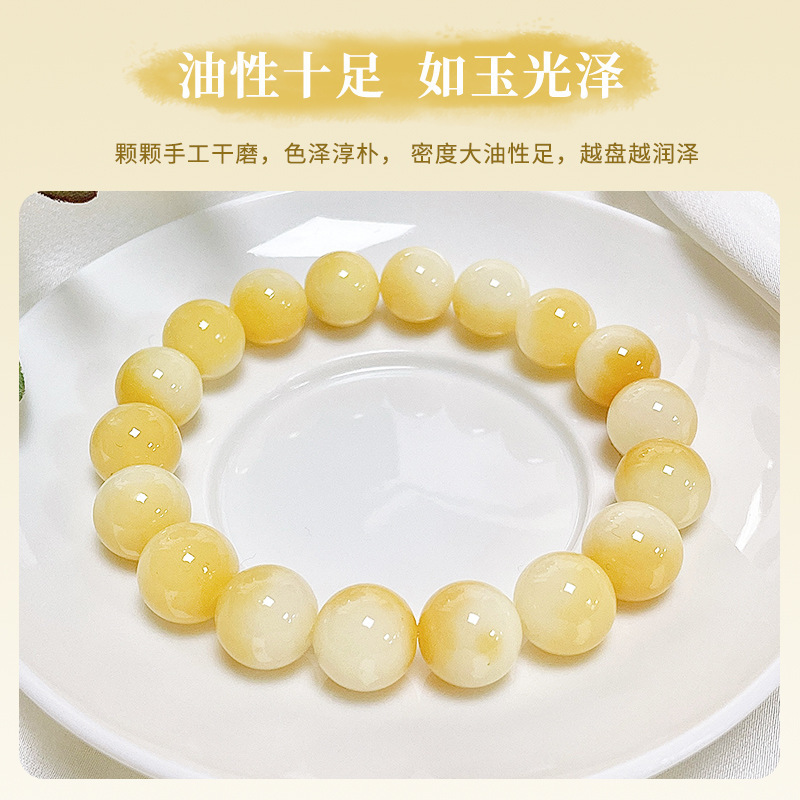 Bàn tay của Phật Bạch Ngọc đầy những chuỗi hạt vàng hiếm có, và vòng tay của đàn ông và phụ nữ đi vòng và vòng và vòng và vòng và vòng và vòng và vòng.