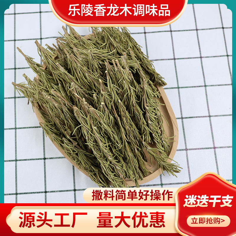 Toàn bộ hoa hồng, rượu vang sống đỏ, bít tết rang và hoa hồng khô.