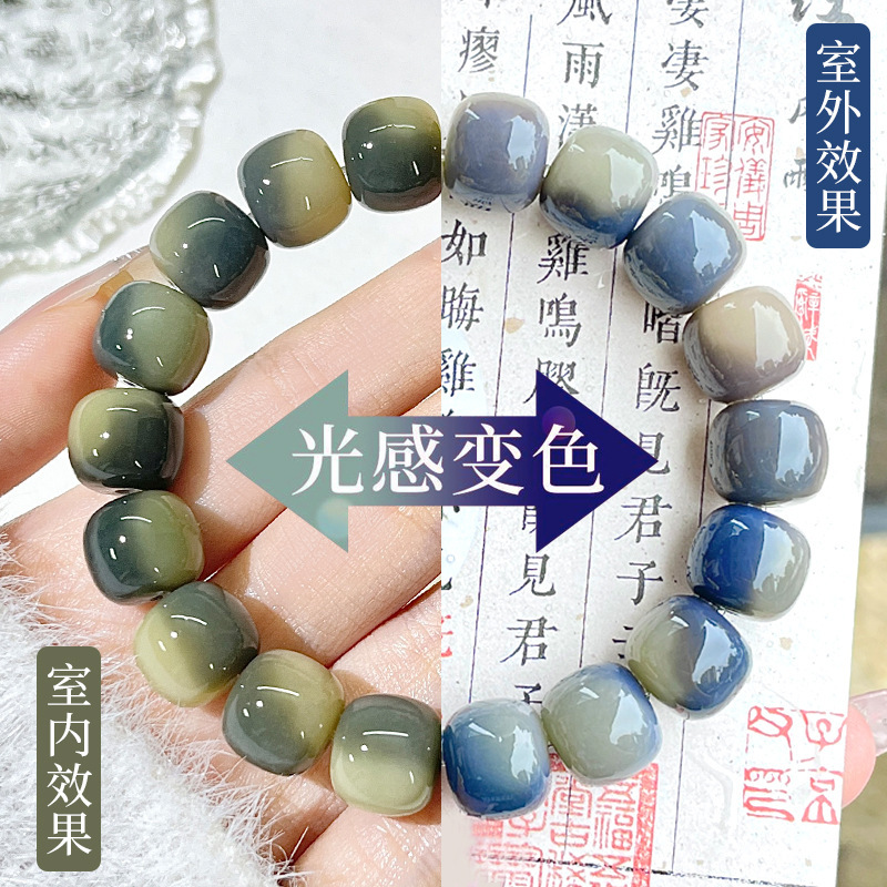 Bàn Tay Phật đích thực tự nhiên là một người đàn ông và phụ nữ thời trang của Bottigan chơi vòng tay ở góc phố.