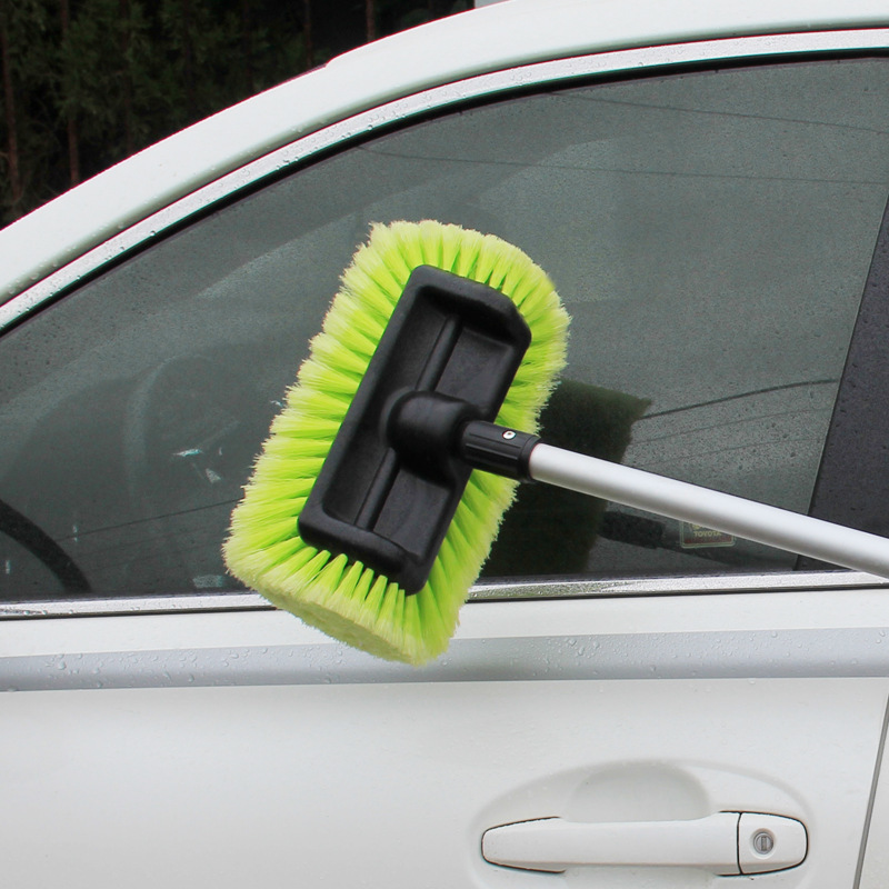 The cooler bus mops stretch the handle of a five-faced car wash brush, spray the water and brush the car's beauty.