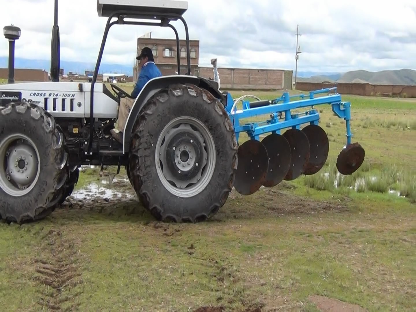 Supply one two-way disk plow, sale of a two-way hydraulic plow.