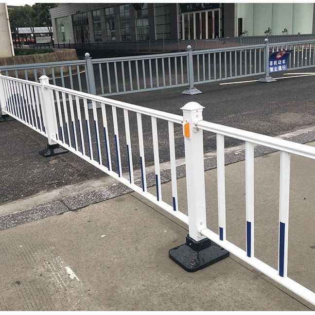 The central sidewalk of the municipal road fence for urban traffic in collision-proof isolation railway is not a municipal fence