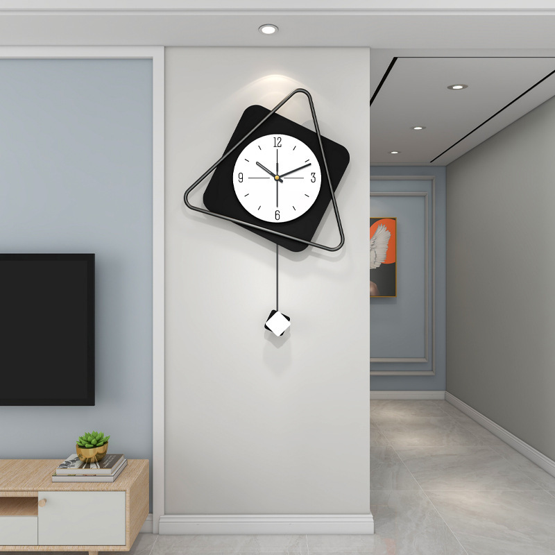 Đồng hồ và những người thời trang hiện đại treo những bức tường với những ý tưởng trang trí.
