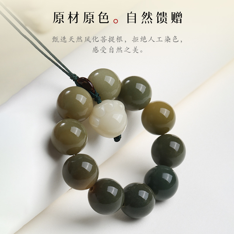 Bàn tay chìa khóa nhỏ của Bottigan quanh ngón tay Joowen, và anh ta đang làm hàng rào cho chuỗi hoạt hình dễ thương của Đức Phật.