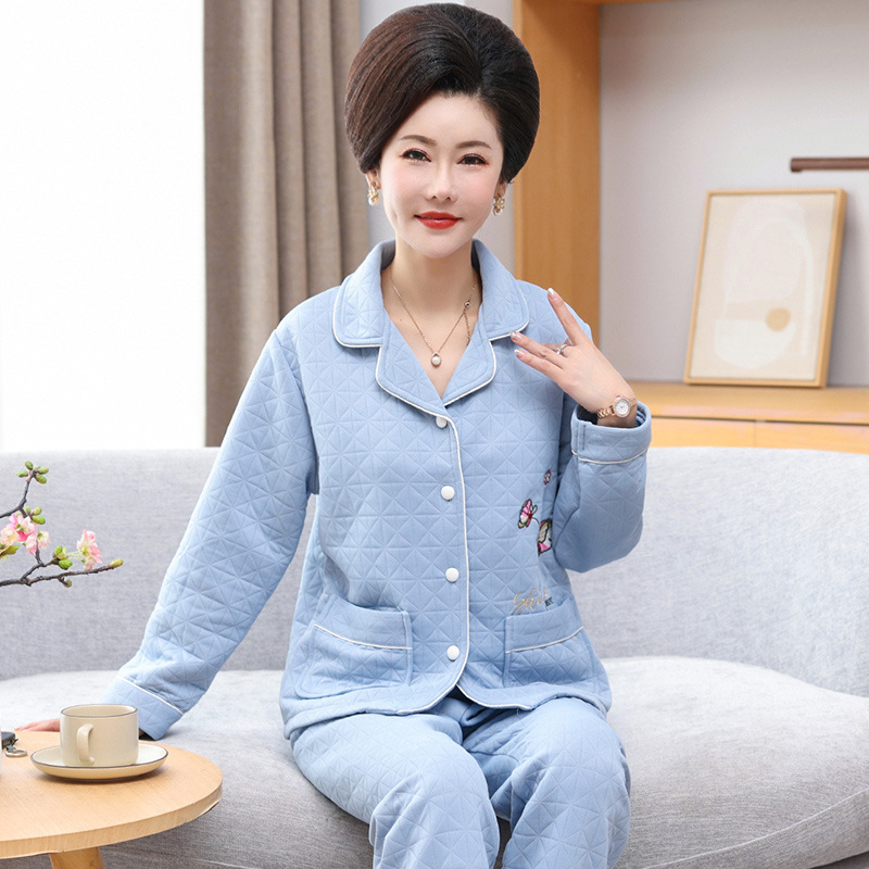 Bánh pyjama của mẹ tôi được làm nóng trong những chiếc áo lạnh mùa đông cũ trên tay áo dài của bà.