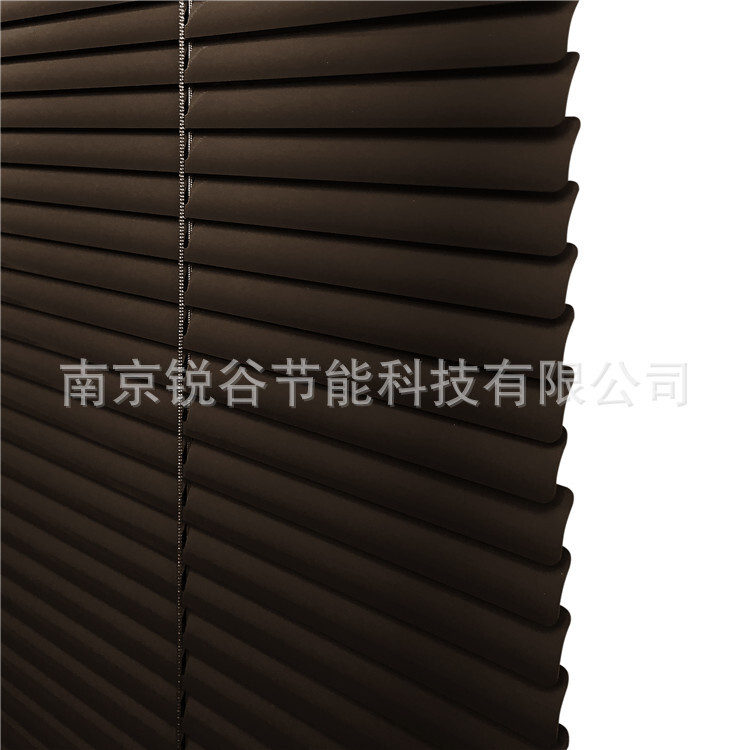 Tấm kính trống một nửa và một nửa thẳng ở Thung lũng 3 Nam Kinh.