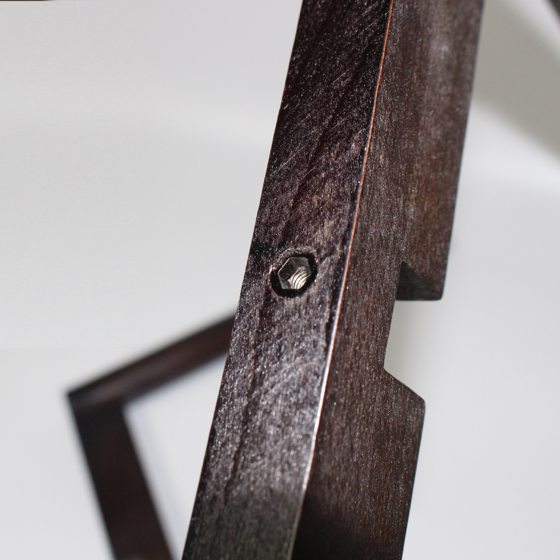 The chair leg, the modern simplistic, home-grown chair with a wooden-legged desk and chair.