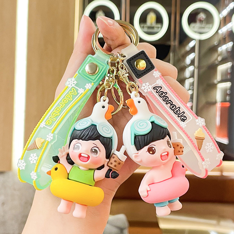 Con vịt đỏ, chìa khóa dễ thương để gắn kết quà sinh nhật sáng tạo, hàng hóa được đóng gói đẹp.