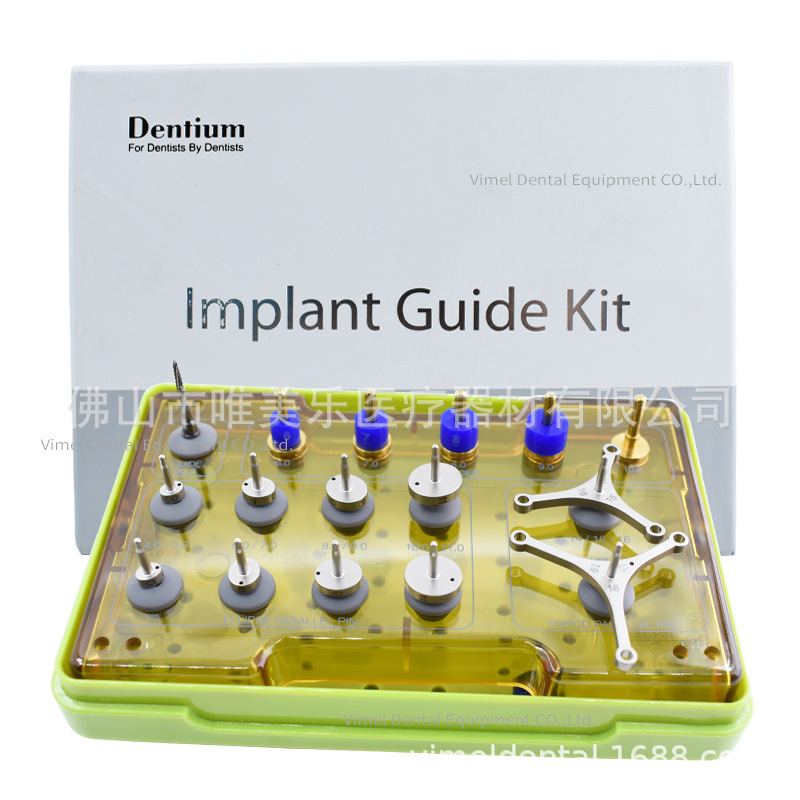 Dentist squeezing up the upper cavity of the external planting assistive planting surgery kit