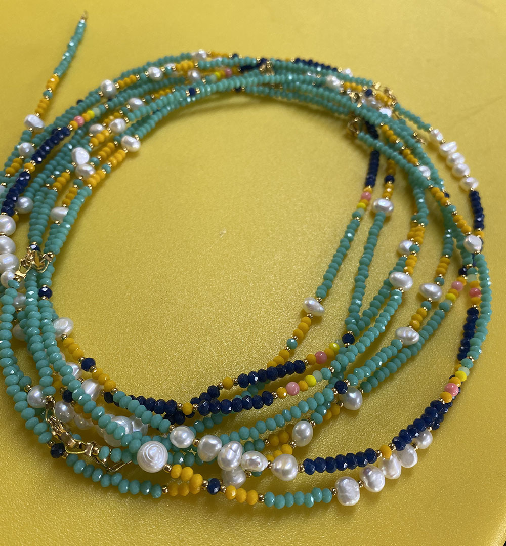 Color-colored crystals and pearls.