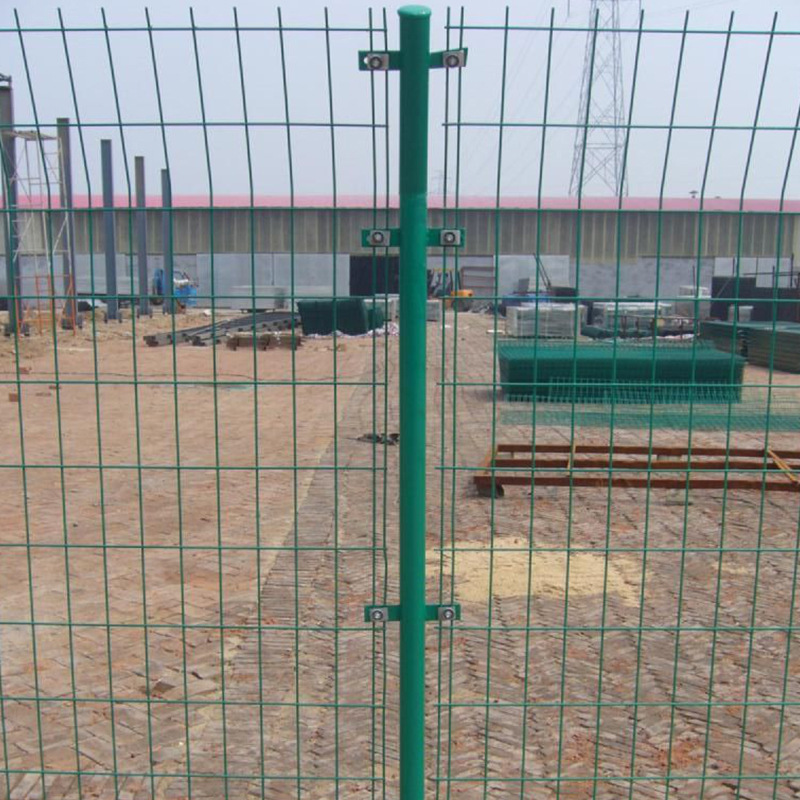 A network of fenced fences on the barbed wire highways of the bilateral silk fence factory