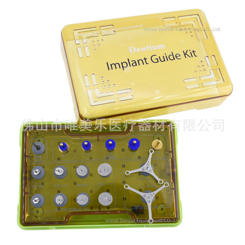 Dentist squeezing up the upper cavity of the external planting assistive planting surgery kit