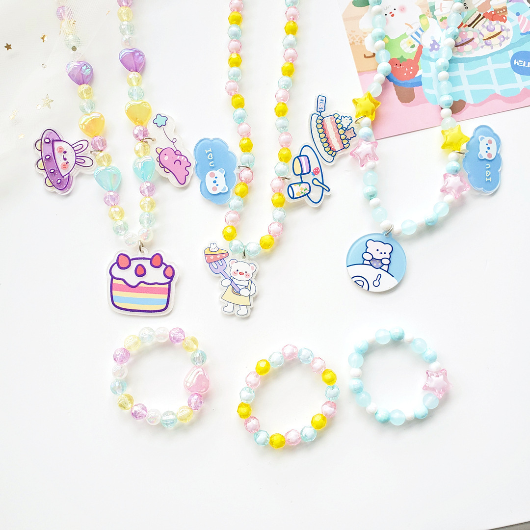 The new Korean is a handmade little girl, a child's necklace, a toon cake, and a bear girl's necklace.