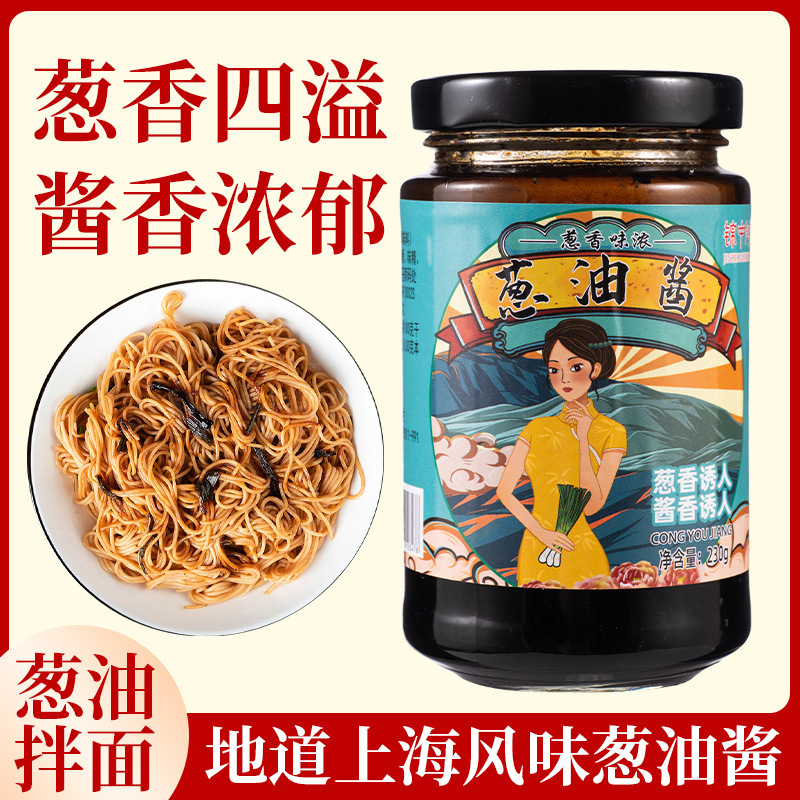 Mấy cái đĩa bọc hành tây đổ bột hành tây lên nhà hàng sốt và mì chiên.