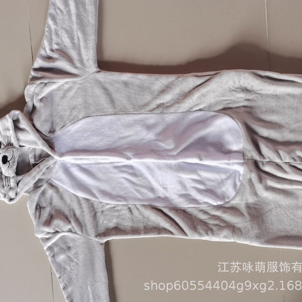 Những con sư tử biển nhung Pháp, đàn ông và phụ nữ, tượng đài, hải cẩu dày đặc như quần áo nhà vệ sinh.