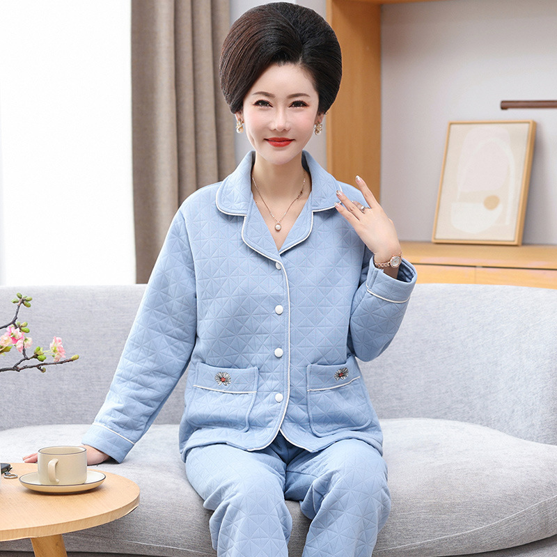 Bánh pyjama của mẹ tôi được làm nóng trong những chiếc áo lạnh mùa đông cũ trên tay áo dài của bà.