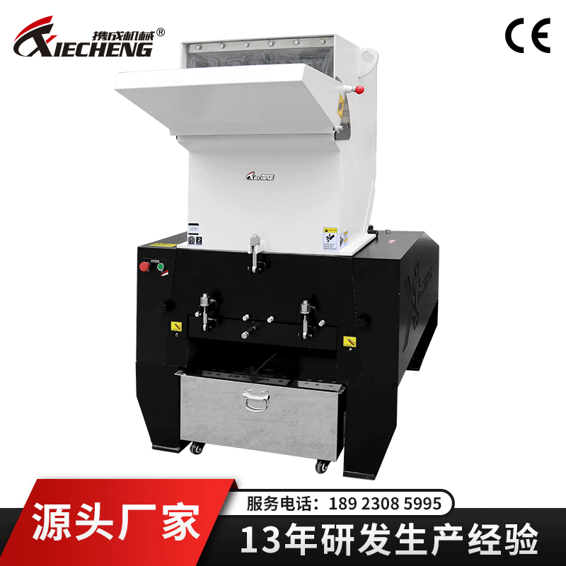 The factory is selling low-noise V plastic shredders, talking about shredders next to the used plastic crusher mask.