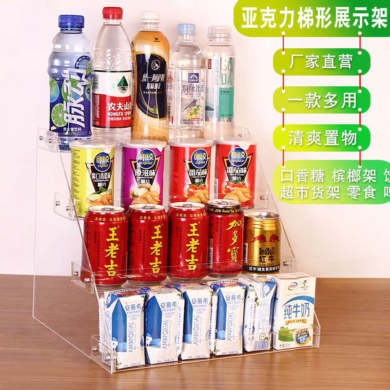 Akeley cho thấy một hộp thức ăn ở siêu thị với một cái giá đồ uống có chai và một giá thuốc lá.