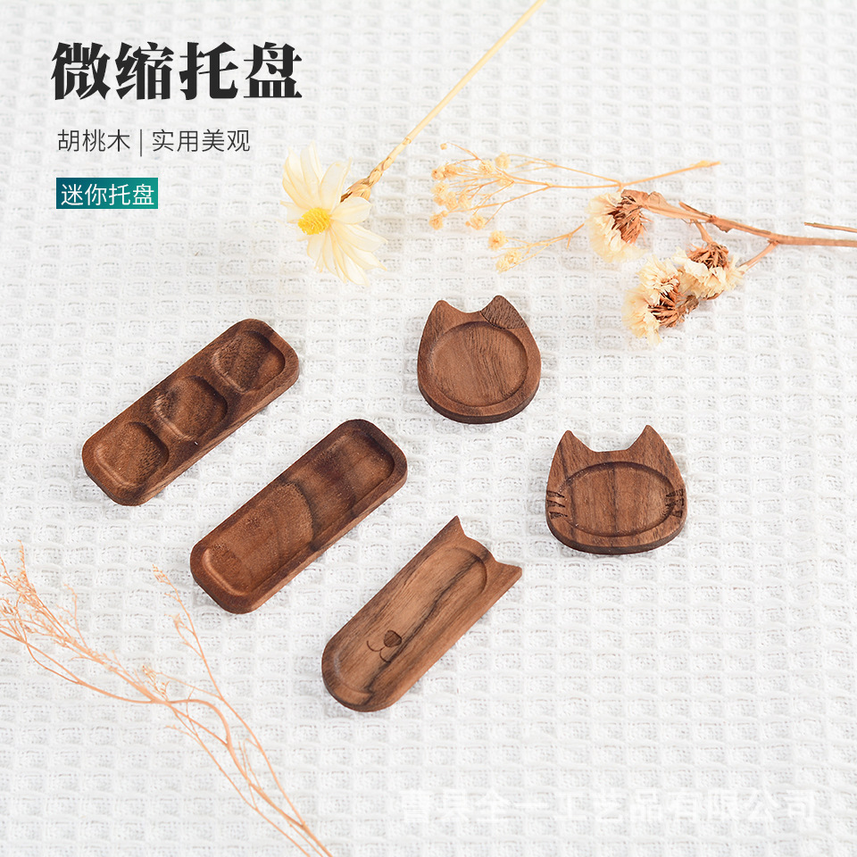 Một nụ cười nhỏ của cái khay quả óc chó màu đen của bạn vượt qua những chiếc xe đạp nhỏ cho ngôi nhà búp bê gỗ.
