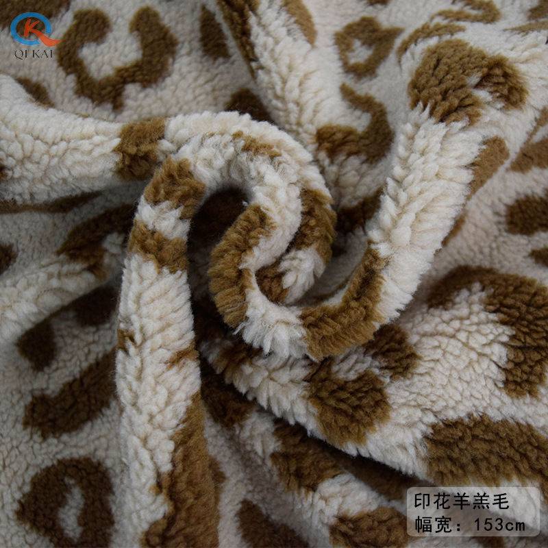 Đồ dùng bằng tiền mặt của hoa hồng, cừu, bó hoa với thư từ, đồ chơi.